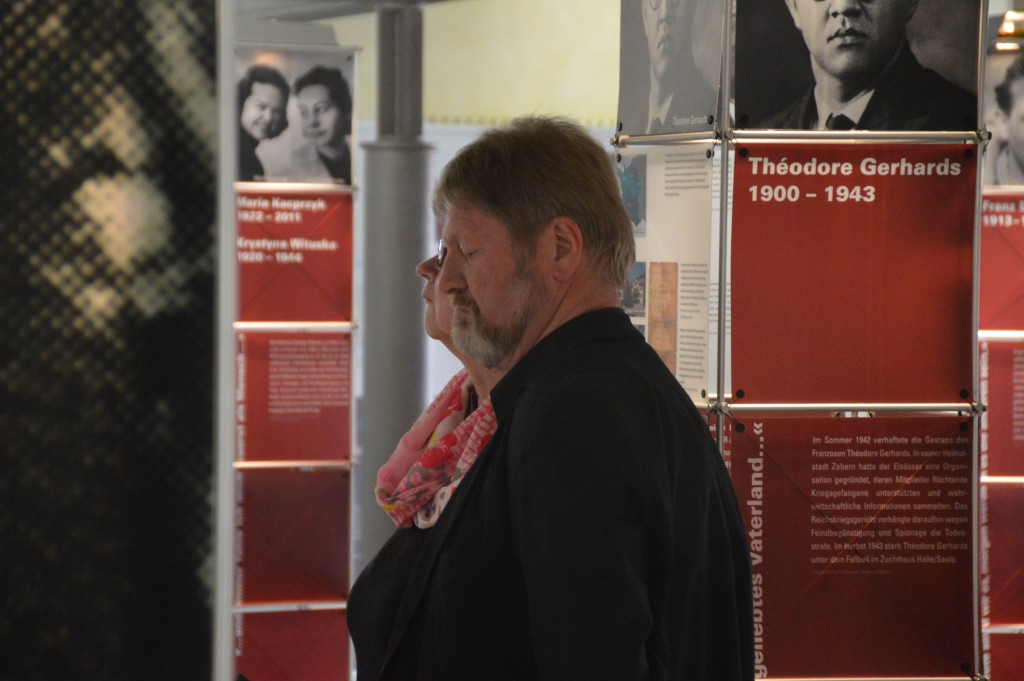Besucher in der Ausstellung "Was damals Recht war...". Foto: Stefan Wilbricht/ Gedenkstätte in der JVA Wolfenbüttel
